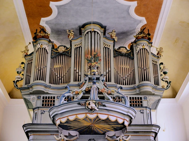 Orgel in der Barockkirche Eckenhagen Eine barocke Orgel mit detailreichen Verzierungen und Engelsskulpturen, in einem Kircheninterieur.
