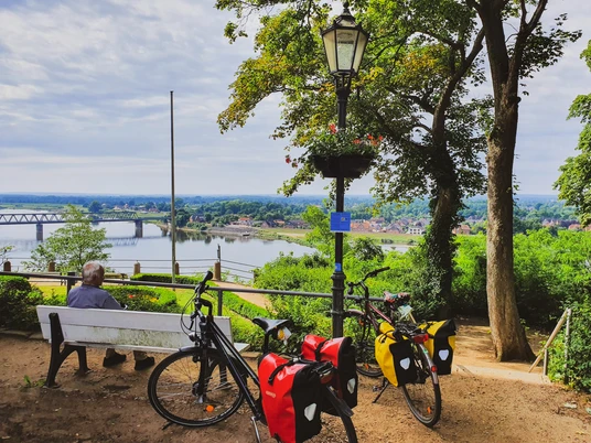 Askanierblick mit Rad©Dorothée Meyer.jpg