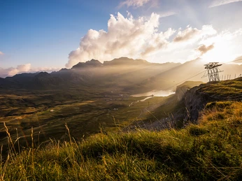 Blick vom Bonistock auf Melchsee-Frutt mit Bonistock-Bahn