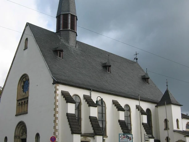 Pfarrkirche, Vorderansicht Gotisches Gebäude der Kirche St. Cornelius in Catholic dire Parish Kirchtürme vor bewölktem Himmel.