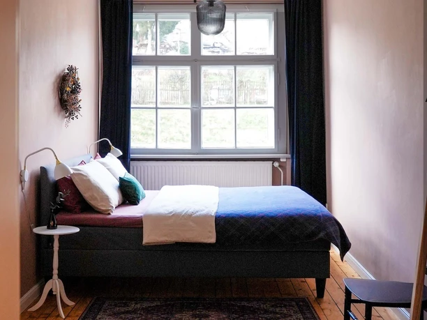 Schlafzimmer mit Queen-Size-Bett