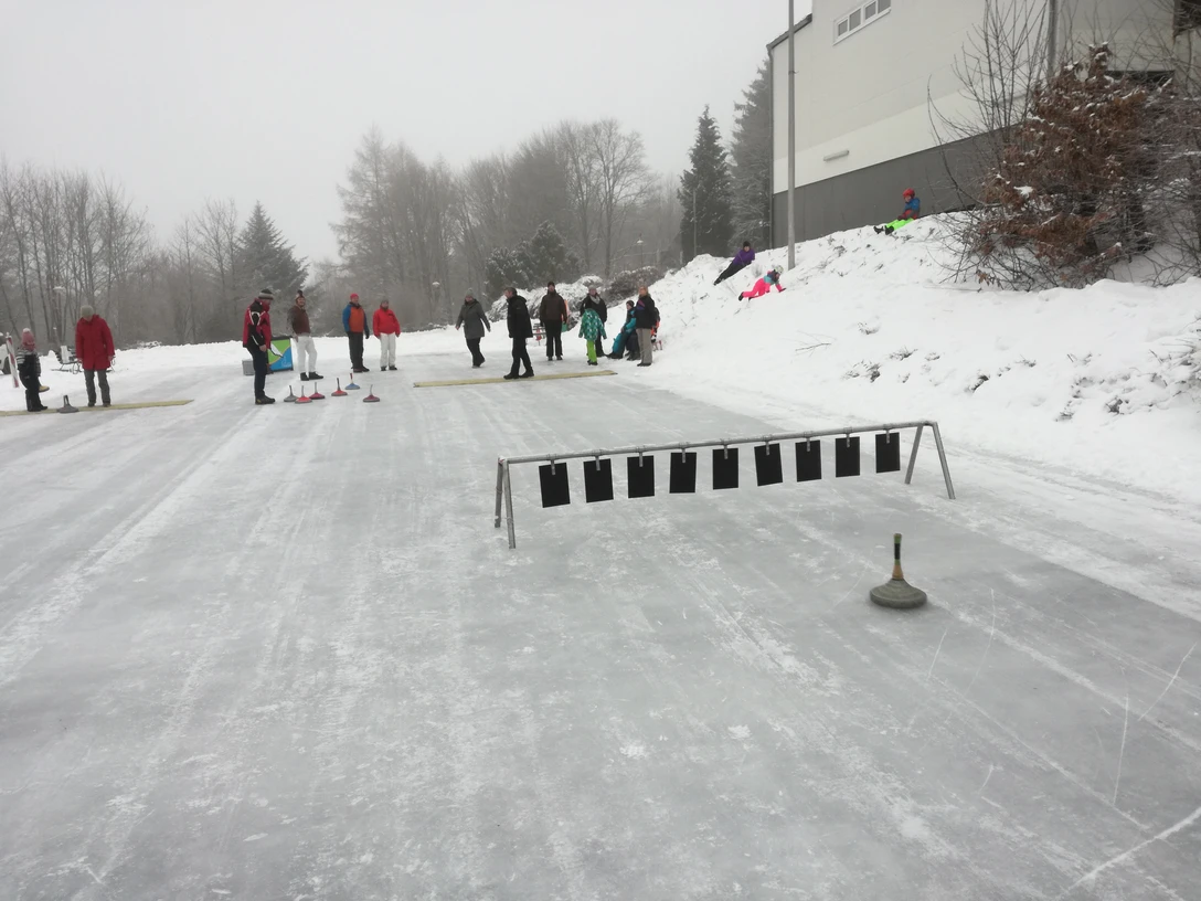 Eisstockschießen auf Natureisfläche