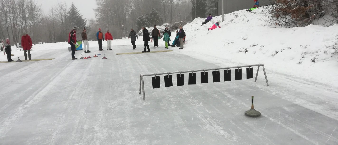Eisstockschießen auf Natureisfläche