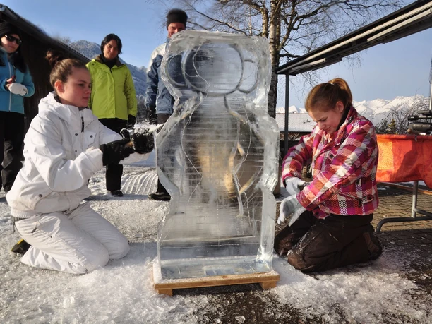 Fingertip feeling when carving an ice sculpture
