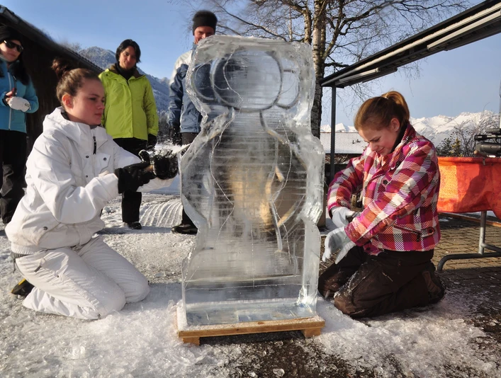 Fingertip feeling when carving an ice sculpture