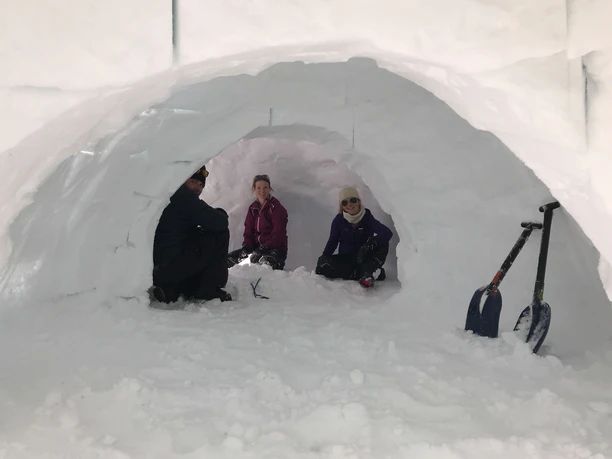 Pause bien méritée dans l'igloo que nous avons construit nous-mêmes