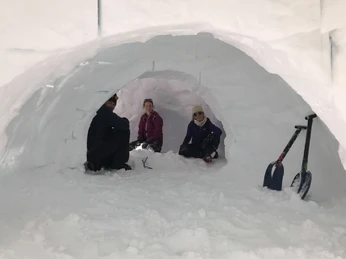 Verdiente Pause im selbstgebauten Iglu