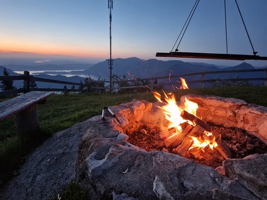 feuerstelle-seeblick-klewenalp-nacht-feuer.jpg
