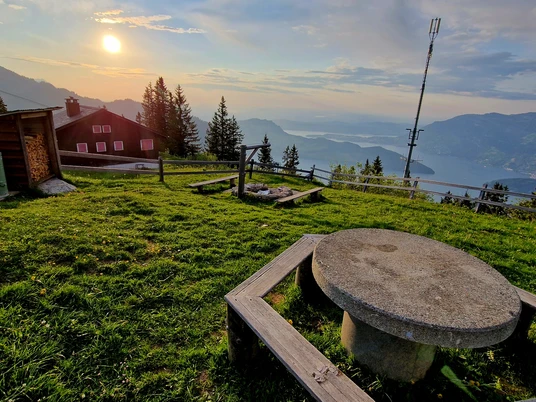 feuerstelle-seeblick-klewenalp-aussicht-sonnenuntergang.jpg