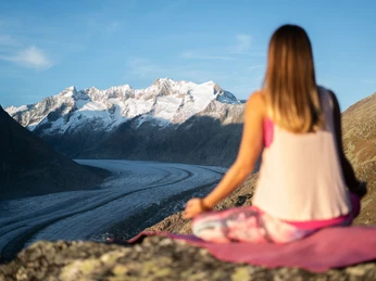 Yoga am Grossen Aletschgletscher Yoga am Grossen Aletschgletscher