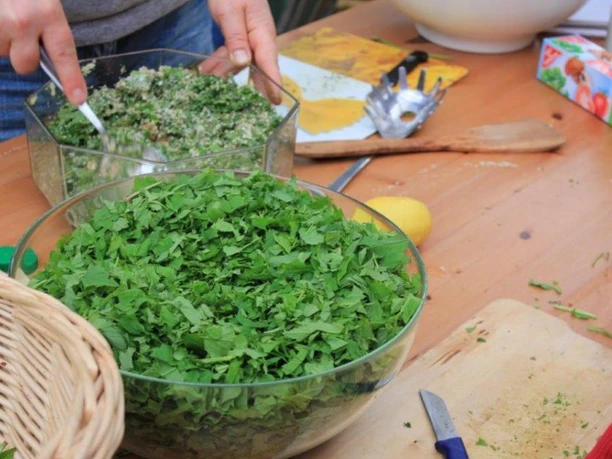 Kräuter verarbeiten Bioland Hof Leutnant
