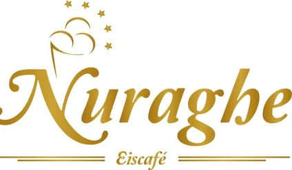Goldfarbenes Logo mit dem Schriftzug Nuraghe Eiscafé und stilisiertem Eisbecher mit Sternen.