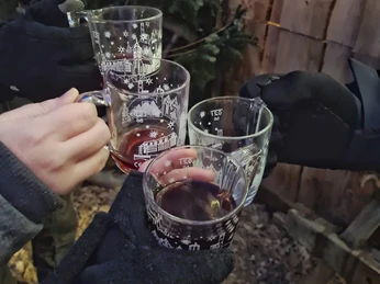 Glühwein Weihnachtsmarkt.jpg