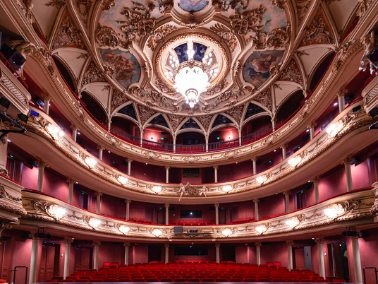 Innenaufnahme des Großen Hauses des Oldenburgisches StaatstheatersInterior view of the Great House of the Oldenburg State TheaterInteriørbillede af det store auditorium i Oldenburgs statsteaterBinnenaanzicht van de grote zaal van het Oldenburgse Staatstheater