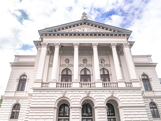 Oldenburgisches Staatstheater Ansicht auf den Säulenvorbau des Oldenburgisches Staatstheaters