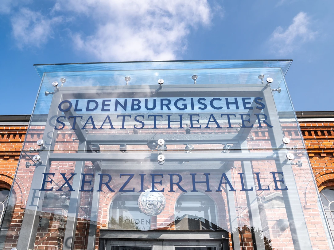 Exerzierhalle Oldenburgisches Staatstheater Blick auf die Exerzierhalle in Oldenburg, die Spielstätte des Oldenburgischen Staatstheaters ist.View of the Exerzierhalle in Oldenburg, the venue of the Oldenburg State Theater.Udsigt over Exerzierhalle i Oldenburg, hvor Oldenburgs statsteater holder til.Uitzicht op de Exerzierhalle in Oldenburg, de locatie van het Oldenburger Staatstheater.