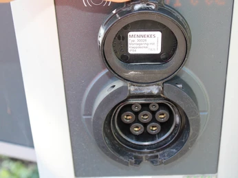 ewe-go-ladestation-oldenburger-straße4.jpg Detailansicht eines geöffneten Mennekes-Ladeanschlusses für Elektrofahrzeuge.