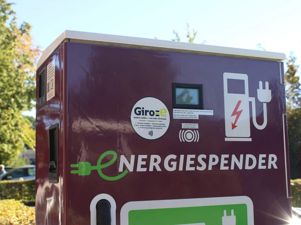 e-ladestation-hotel-am-badepark3.jpg Ansicht einer lila E-Ladestation mit Symbolen und dem Begriff "Energiespender".