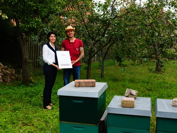 Hobby-Imker Lorenz im heimischen Garten