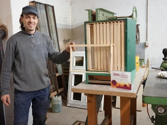 Hobby-Imker Lorenz beim Bienenkastenbau