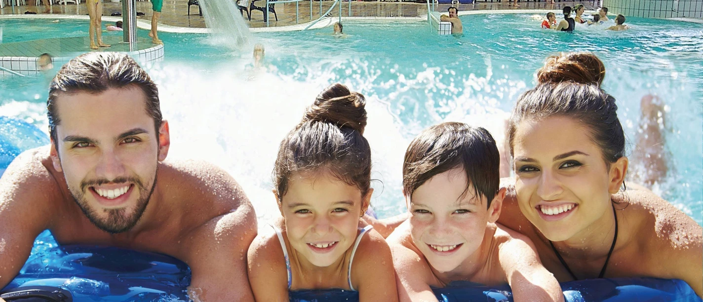 Junge Familie am Beckenrand