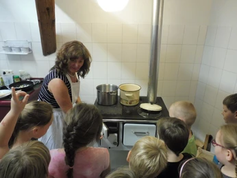 Auf historischen Kohleherden nach historischen Rezepten Kochen, ein Spaß für alle Kinder im Schraube- Museum