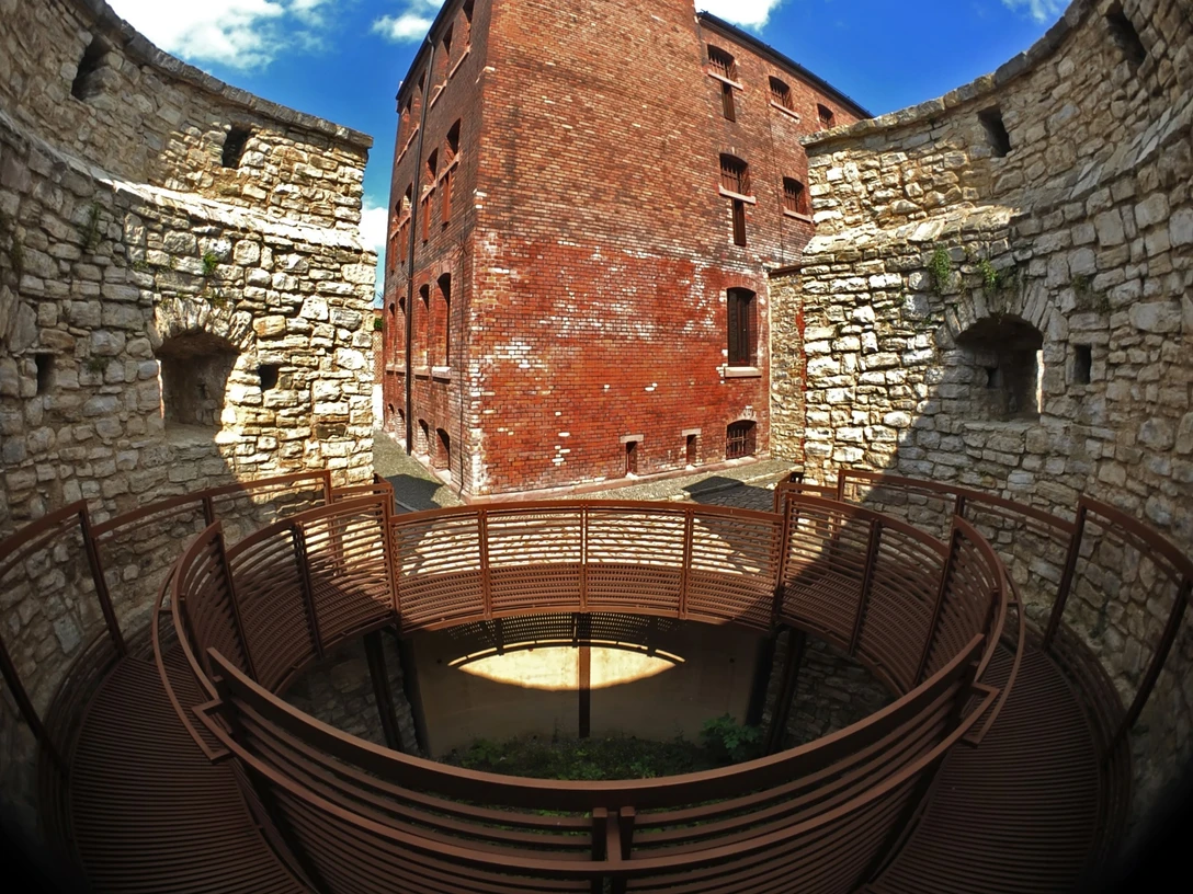 Große Schale Kriminalpanoptikum Aschersleben.