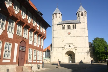 Außenansicht der Stiftskirche