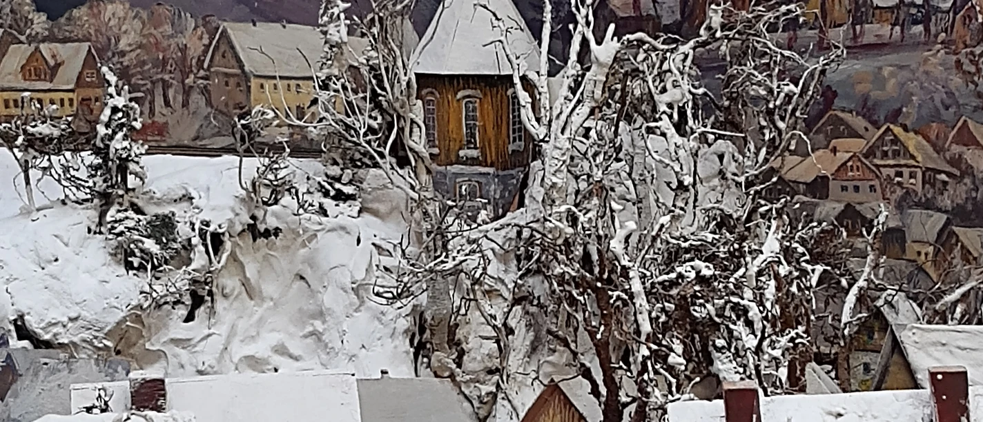 Bild einer Winterlandschaft mit Holzkirche.