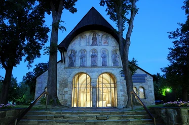 Die_noch_erhaltene_Vorhalle_des_Goslarer_Doms_-_Foto_GOSLAR_marketing_gmbh.jpg