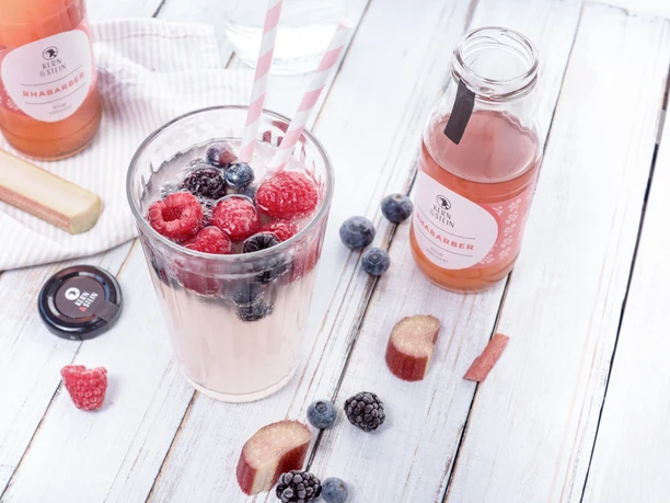 Punč z lesních plodů Kern & Stein a rebarborový sirup - regionální produkty z Lipska Fotografie osvěžujícího bobulového střiku z rebarborového sirupu od firmy Kern & Stein Manufaktur v Gohlisu, regionální produkty z Lipska.