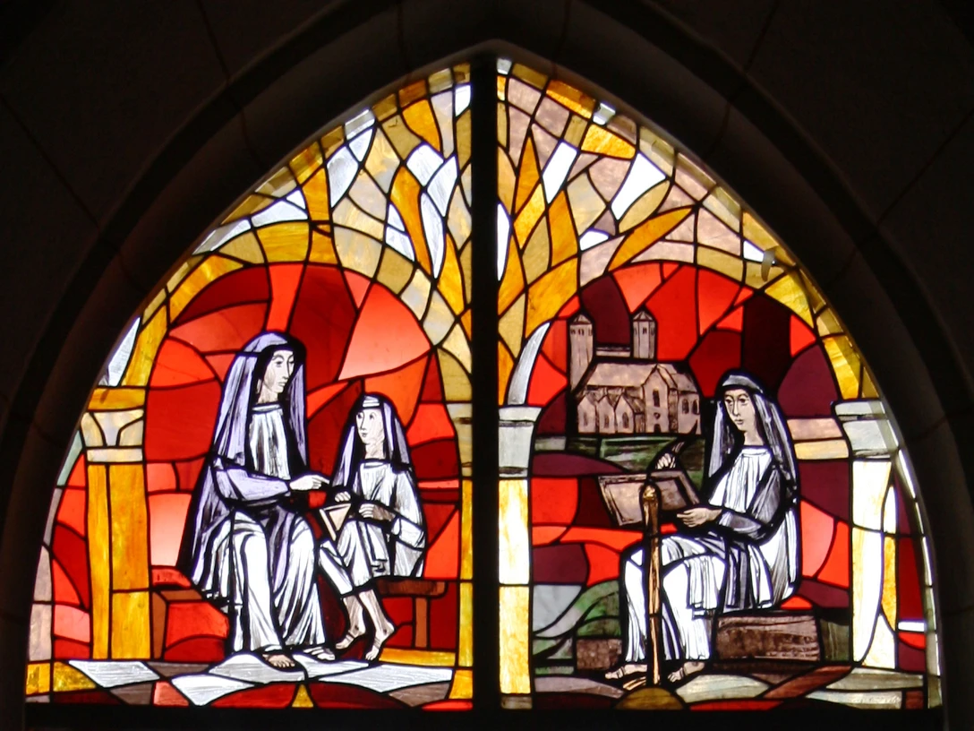 Roswitha-Fenster in der Gandersheimer Stiftskirche