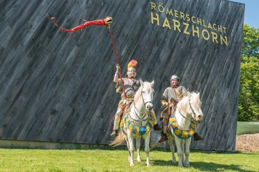 Römische Reiterei am Informationsgebäude "Römerschlacht am Harzhorn"