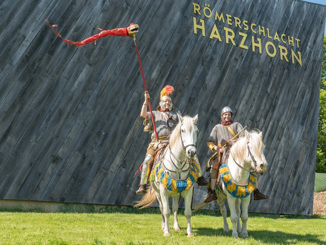 Römische Reiterei am Informationsgebäude "Römerschlacht am Harzhorn"
