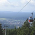 Die Wurmbergseilbahn mit Braunlage im Hintergrund