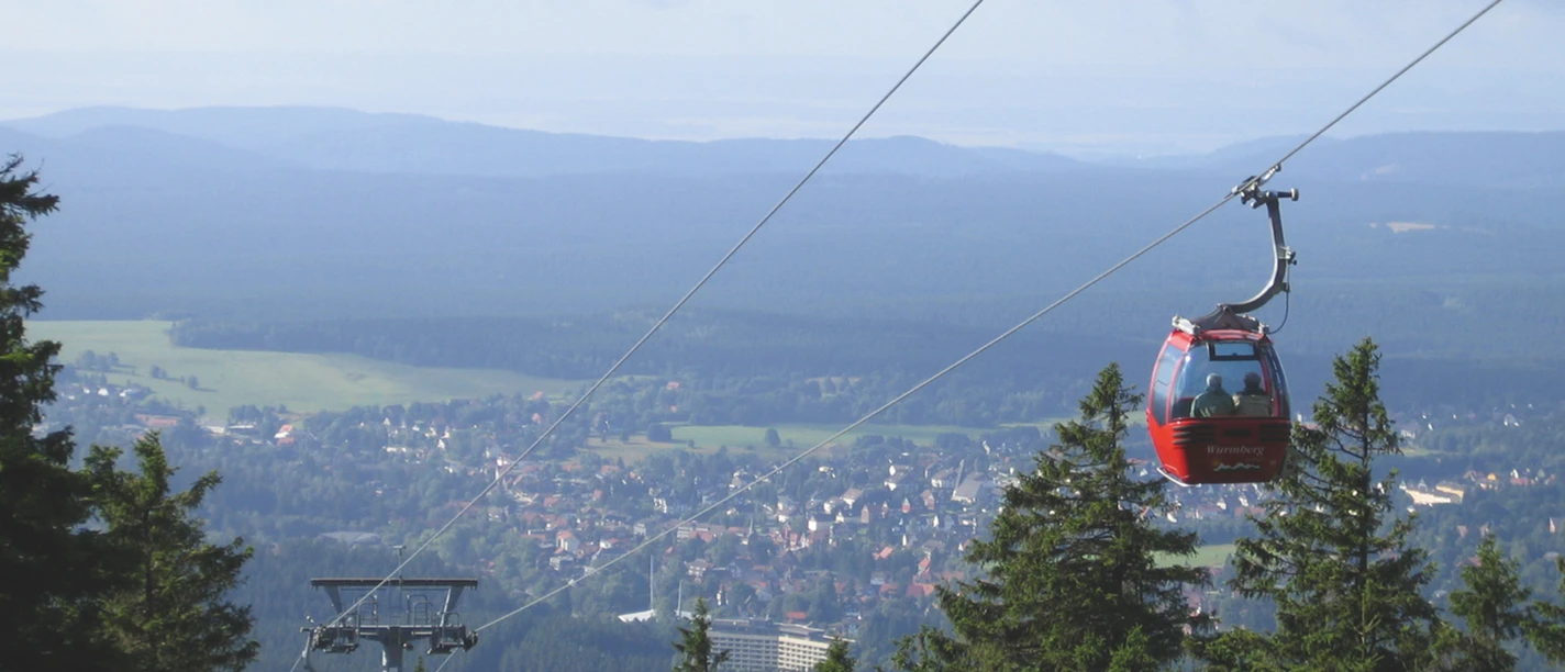 Die Wurmbergseilbahn mit Braunlage im Hintergrund