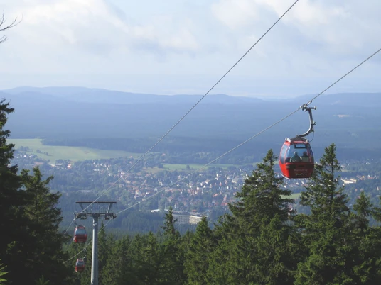 Die Wurmbergseilbahn mit Braunlage im Hintergrund