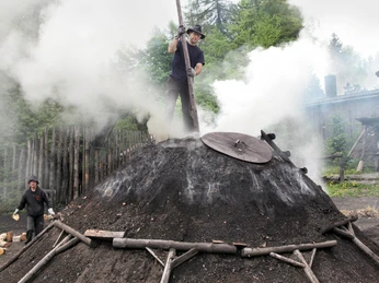 Harzköhlerei Stemberghaus - auf dem Meiler