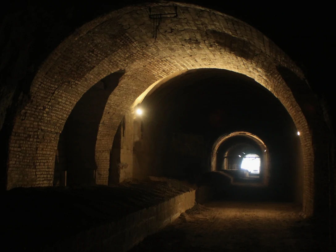 Stollenabschnitt in der Gedenkstätte für die Opfer des KZ Langenstein-Zwieberge