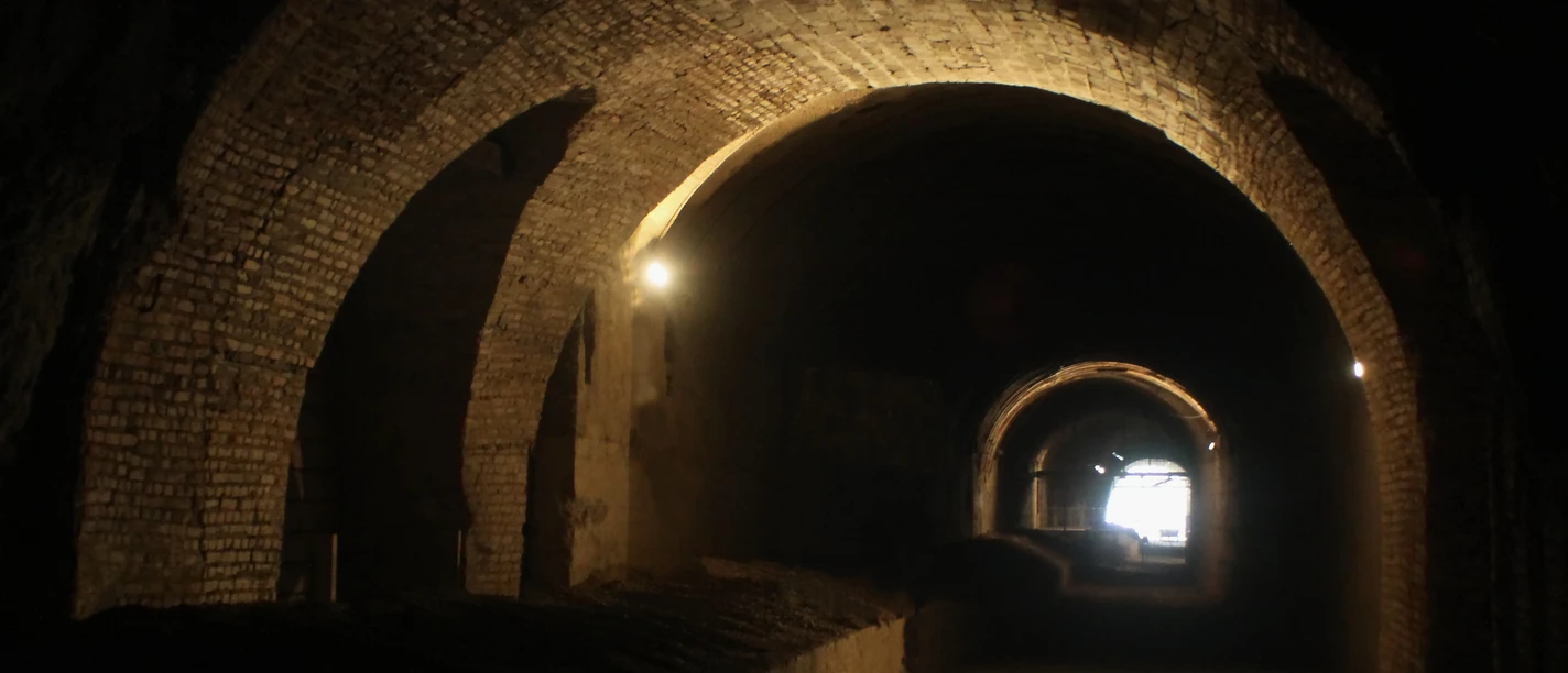 Stollenabschnitt in der Gedenkstätte für die Opfer des KZ Langenstein-Zwieberge