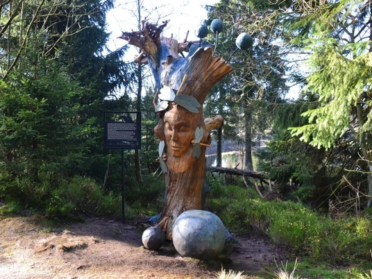 Harzer-Hexen-Stieg-Erlebnisinsel-Oderteich-Frau-Holle-Ansicht