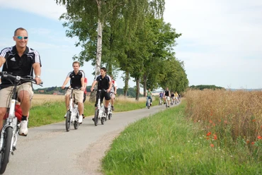 Gruppe auf Feldweg