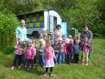 Kindergruppe bei Imker Kretschmar