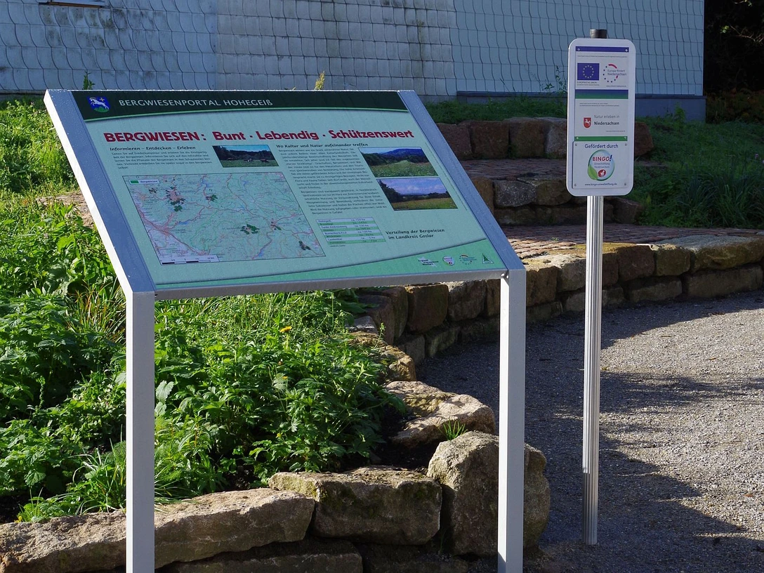 Bergwiesenportal-Hohegeiss_-_Schautafel_-_Foto_Braunlage-Tourismus-Marketing-GmbH.jpg