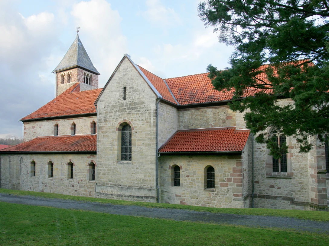 Die Klosterkirche Clus von außen