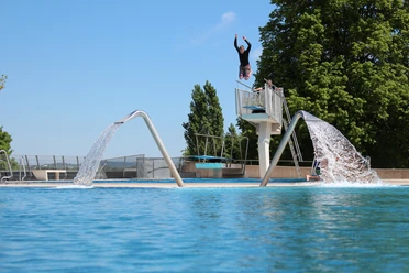 Springer im Freibad