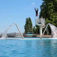 Springer im Freibad