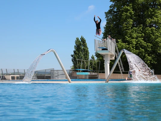Springer im Freibad