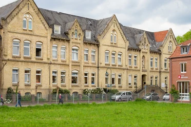 Altes Krankenhaus Lingen Historisches Backsteingebäude mit Spitzgiebeln und vielen Fenstern, ehemalige Klinik in Lingen.