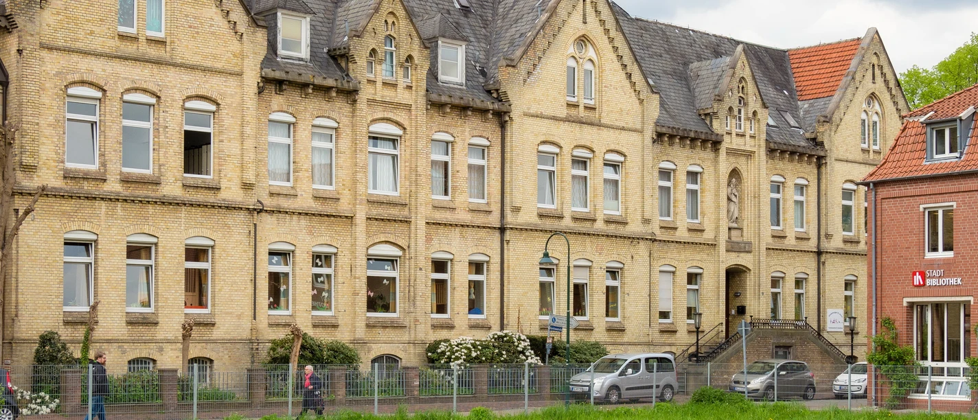 Altes Krankenhaus Lingen Historisches Backsteingebäude mit Spitzgiebeln und vielen Fenstern, ehemalige Klinik in Lingen.